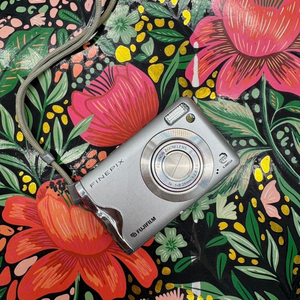 Fujifilm FinePix F20 Digital Camera – Compact Point-and-Shoot Camera